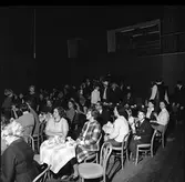 Arbogabor i publiken vid sändningen av Frukostklubben, ett underhållningsprogram som sänds på lördagsmorgnar. Publiken utgörs främst av kvinnor. De sitter vid runda bord och dricker kaffe.