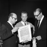 Arbogabor medverkar i Frukostklubben, ett underhållningsprogram som sänds på lördagsmorgnar. Sigge Fürst, den ständige programledaren, till höger.
Mannen till vänster liknar Anders Gernandt, centerpartist i Arboga stadsfullmäktige. Han håller i en tavla, med text på baksidan. Mannen i mitten ser på tavlan.