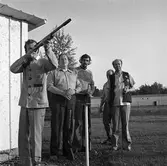 Skyttar från Arboga tränar lerduveskytte i Gyttorp.
Fem män, varav tre med gevär. En av dem skjuter.