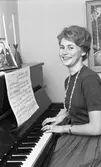 Arbogas Lucia, Kerstin Eklund, sitter vid pianot.
1960-talet.