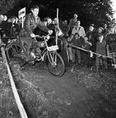 Arbogas Stjärnknutte
Tävling i terrängkörning med motorcykel. Publiken står alldeles intill banan.