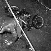 Arbogas Stjärnknutte
Tävling i terrängkörning med motorcykel, en man har kört omkull i backen