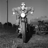 Arbogas Stjärnknutte
Ung man på motorcykel. Han har skyddsglasögonen i pannan. Bilden är tagen på kvällen.