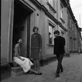 Ateljé Touché. Marianne Rosenkvist (sittande) och Britt-Marie Utterström (stående). Den unge mannen som går förbi är oidentifierad.
Mode. Marianne är klädd i blus och kjol, Britt-Marie bär en dräkt och den unge mannen har en kavaj.
Britt-Marie och Marianne drev ateljén tillsammans.