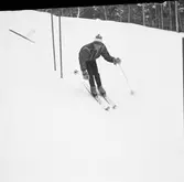 Arboga Tekniska Skola har idrottsdag. En man åker slalom.