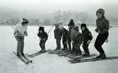 Avslutning på skidskola för barn.
Två kvinnliga skidlärare och sju barn. Sjätte barnet, från vänster, är Ken Gustafsson. Anita Gustafsson är skidläraren längst till höger.