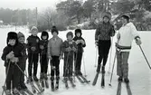 Avslutning på skidskola för barn.
Två kvinnliga skidlärare och sju barn. Sjätte barnet, från vänster, är Ken Gustafsson. Anita Gustafsson är den vänstra skidläraren.