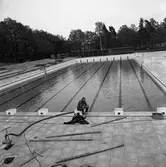 Badmästare Esbjörn Eriksson vid stora utomhusbassängen på Ekbacksbadet.