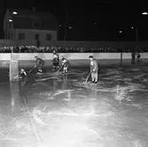 Bandymatch. Det ena laget är Lions Clubs lag 