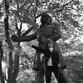 Sångerskan Barbro Lill-Babs Svensson vid Engelbrektstatyn.