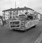 Barnens Dag firas. En lastbid kör i paraden. 