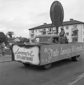 Barnens Dag firas med en parad genom staden. En lastbil med texten 