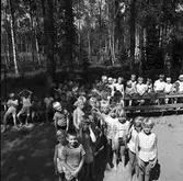 Många barn på Barnens Dags koloni vid Högsjön, väster om Arboga.