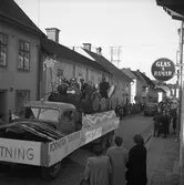 Barnens Dag firas med bilparad. Främst ses en last med 