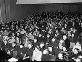 Barnfilmklubben. Nästan fullsatt i biosalongen.
