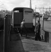 Björkmans Nöjesfält. Två män lastar av en toalettbyggnad från en vagn. Det står 
