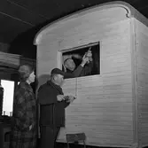 Björkmans Nöjesfält. John och Martin bygger en cirkusvagn.
Syskonen Björkman; Greta Rosén, John Björkman och Martin Björkman.