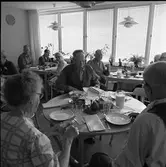 Matsalen på det nya ålderdomshemmet, Strömsborg.
Människor sitter till bords.