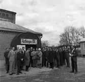 Boktryckareföreningen besöker Arboga Bryggeri
En stor grupp män, och en kvinna, är samlade utanför bryggeriet. Längst till höger står Helge Carlsson.