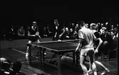 Bordtennis. Arboga Bordtennisklubb mot AIK, i dubbel för herrar. Matchen spelas i Engelbrektskolan.
Är den bortre, vänstra, spelaren Toni Borg?
ABTK