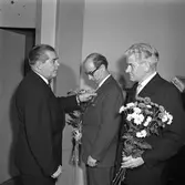 Brandchef Gösta Jonsson avtackar Olof Rydberg och Bertil Nordin. De har arbetat som deltidsbrandmän.