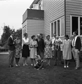 Bror och Karin Gustafsson med familj, samlade på gården vid Redskapsgatan. Längst till vänster står sonen Jan Brorsson. 
Två små barn, varav den ene har indianskrud.