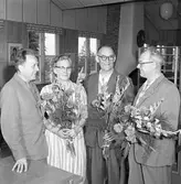 Tre pensionärer avtackas från CVA. De har var sin blomsterbukett i famnen. Mannen till vänster är Ingvar Johansson, kallad 