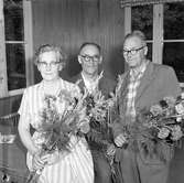 Pensionsavtackning på CVA. Mannen i mitten heter Nils Andersson.
En kvinna och två män. Alla har blommor i famnen.
Centrala Verkstaden Arboga