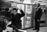 CVA interiör. Autotestare. Alf Gustavsson tar på sig hörlurarna. Mannen till höger är Lennart Thornström. 
Centrala Verkstaden Arboga