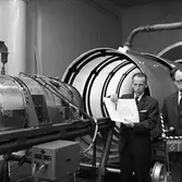 CVA. Ljuddämparen för motorprovning monteras. Man med ritning.
Centrala Verkstaden Arboga