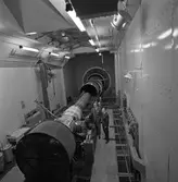 CVA interiör. Ljuddämparen för motorprovning monteras. Anders Högfeldt till vänster.
Centrala Verkstaden Arboga