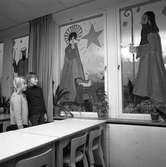 Dekorationsmålningar på Stureskolans fönster. Motiven föreställer Jungfru Maria och Jesusbarnet samt två herdar.
Elisabeth Andersson och Karin Rosdahl (gift Roberthson)