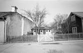 Exteriör bostadshus. Staket med trädgård.
Fotografens anteckning: Dokumentation av fastigheter i kvarteren söder och norr om ån. Bilder och beskrivning finns på Arboga Museum.
Äldre bebyggelse. Miljö.