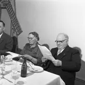 Elektrikerförbundets Arbogaavdelning har jubileumsfest. Måltiden är avslutad, nu vidtar allsången.