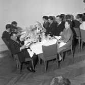 Elektrikerförbundets Arbogaavdelning firar jubileum. Män och kvinnor äter festmåltid. Nu är det allsång på gång.