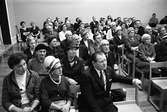 Estraddebatt i Nikolaiskolan, publikbild.
Publiken består huvudsakligen av äldre män och kvinnor. Många av kvinnorna bär hatt.