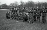 FBU, Frivillig Befälsutbildning
Bakre raden, från vänster: okänd, Bertil Lundgren, Rolf Linde, Leif Larsson, okänd, Ove Ekstrand, Peter Andersson, okänd, Anders Fransson, okänd och Mikael Rickardsson
Främre raden, från vänster: Olle Lack, okänd, Per Rudegård, Johansson, okänd, Gunnar Neuman (ledare) och Mats Dagerhäll.
Uniformsklädda ungdomar med ryggsäckarna packade. De har var sin vandringsstav i handen.
I bakgrunden ligger 