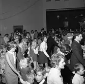 FCTFs julfest i rotundan. Män, kvinnor och barn dansar ringdans.
Julgransplundring