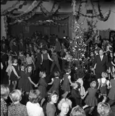 FCTFs julfest på Folkets Hus
Dans kring julgranen, föräldrar och barn, gamla och unga, deltar i  dansleken 