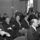 Företagarkonferens i Stadskällarens festvåning. Deltagare från Arboga och Köping.
Läderhandlare Valter Allvin, med armarna i kors. Längst bort i hörnet ses Gustav Danielsson. Nils Brodin ses till höger i bild.