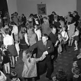 Julgransplundring hos FCTF. Mammor, pappor, pojkar, flickor och ungdomar dansar ringlekar. Mannen närmast kameran är Kurt Gren (anställd på CVA). Bakom honom dansar Lärnemark (planerare på UAF, underhållsförrådet).
Försvarets Civila TjänstemannaFörbund
Centrala Verkstaden Arboga