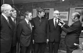 Sven Pettersson belönar gamla IFKare. 
Från vänster: Rickard Collstam, Bertil Sund, Torsten Andersson, Mats Torstensson, Bror Carlsson (