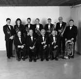 Glasbruksorkestern i ny version.
Stående, från vänster: Lars Andersson (kallad Burr), Annelie Losbjer, Anders Gelinder, Per-Erik Persson, Ragnvald Leo, Erik Nylén och Hans Carlsson.
Sittande, från vänster: Lars Eriksson, Gustaf Fritz, Håkan Harrysson och Bengt Broberg