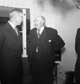 Konung Gustaf Vl Adolf är på Eriksgata. Här besöker han det första pensionärshemmet i kvarteret Stabbaren. Den gamle mannen är Oscar Teodor Carlsson, fotograf Reinhold Carlssons farfar (kallad 