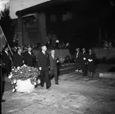 Konung Gustaf Vl Adolf gästar Arboga under sin Eriksgata. Här är han på väg över rådhusgården. 
För värdskapet svarade stadsfullmäktiges ordförande Jonas Carlsson och kommunalborgmästare Danliel Ekelund. Den organisationskommitté som ansvarade för arrangemangen, hade hos drätselkammaren begärt en summa av 3000 kronor för att täcka kostnaderna vid kungabesöket. Beloppet beviljades. 
Tiden för kungens besök var beräknad till 130 minuter.