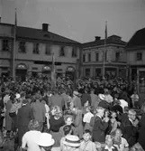 Konung Gustaf Vl Adolf är på Eriksgata i Arboga. Här hälsar han på några ur den 6000 stora publiken som samlats på Stora torget.
I bakgrunden ses Lundborgska fastigheten till vänster.
För värdskapet svarade stadsfullmäktiges ordförande Jonas Carlsson och kommunalborgmästare Danliel Ekelund. Den organisationskommitté som ansvarade för arrangemangen, hade hos drätselkammaren begärt en summa av 3000 kronor för att täcka kostnaderna vid kungabesöket. Beloppet beviljades. 
Tiden för kungens besök var beräknad till 130 minuter.