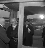 Biskop John Cullberg är på besök på den nyöppnade Gäddgårdsskolan. Efter honom kommer prosten Olof Björsell. Rektor, Georg Rudhner hälsar välkommen.