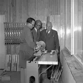 Gäddgårdsskolan står redo att ta emot de första eleverna.
Här är slöjdlärare Erik Karlsson, som visar en av maskinerna för en okänd man och skolans rektor, Georg Rudhner (längst till höger)