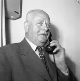 Georg Rudhner, rektor på Gäddgårdsskolan, talar i telefonen.