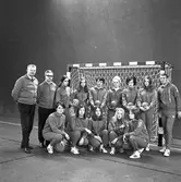 Damernas laguppställning i handboll framför målet.
Stående, från vänster: Gösta Jansson (lagledare), Lars-Olov Hellberg (massör), Marianne Åberg (gift Sjöberg), Gun-Britt Lööw (gift Liljehammar), Rose-Marie Ljungdahl (gift Larsson), Ann-Britt Gustavsson (gift Nordlöf), Inga-Britt Kühne (gift Söderqvist), Ann-Christine Nilsson (gift Fredriksson) och Lennart Svensson (tränare)
Sittande, från vänster: Kerstin Blomén, Eva Jansson (gift Holmqvist), Kerstin Hahne (gift Andersson), Eva Nyberg och Monica Karlsson (gift Westerman)